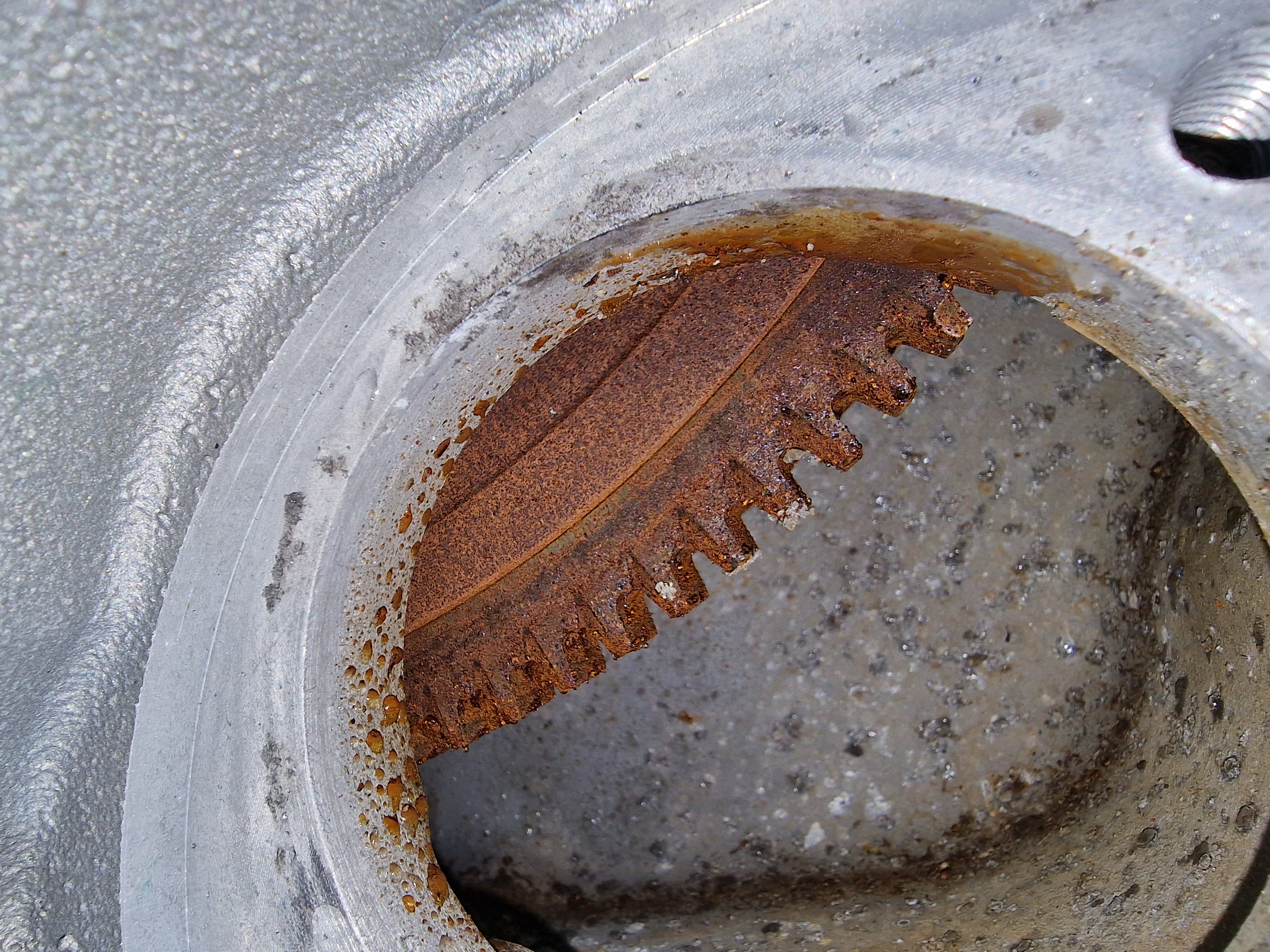 Motorino d'avviamento del motore dopo il riempimento dello spazio della sala macchine con acqua salata.