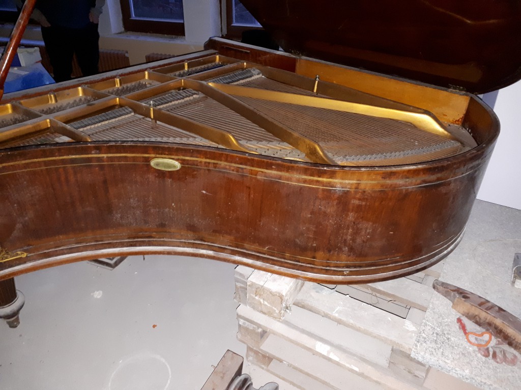 Czy opłaca się remontować stary, bardzo zniszczony fortepian? 